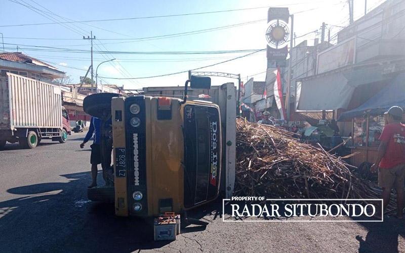 KELEBIHAN MUATAN: Truk bernopol P 9287 LZ bermuatan tebu terguling di Jalur Pantura simpang tiga Asembagus, Senin lalu (31/7) sekitar pukul 16.30.