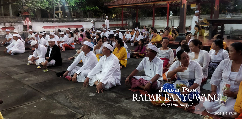 KHIDMAT: Umat Hindu di Desa Patoman melaksanakan sembahyang di Pura Puseh Vidya Bhuana, Rabu sore (2/8).