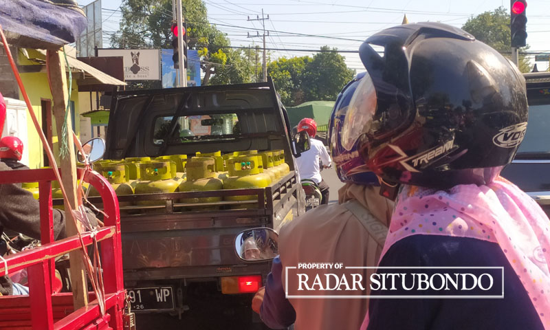 Pikap pengangkut gas elpiji 3 kilogram melintas di jalan Situbondo. Stok elpiji di pangkalan berangsur normal.