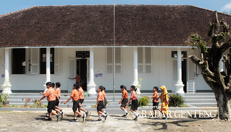 KHAS KOLONIAL: Gedung ruang kelas dengan nuansa Kolonial Belanda di SDN 1 Sepanjang yang berlokasi di Desa Sepanjang, Kecamatan Glenmore, Kamis (3/8).