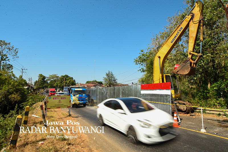 REKAYASA ARUS LALIN: Perbaikan Jembatan Alasbuluh dimulai sejak Selasa lalu (21/8). Kendaraan yang lewat harus lebih berhati-hati karena ada proyek perbaikan jembatan.