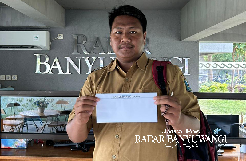 SIAPKAN KOREO: Bayu Abrianto mendatangi kantor JP-RaBa pada Senin (1/8) lalu untuk mendaftarkan siswa SMAN 1 Banyuwangi mengikuti LKBB 2023.
