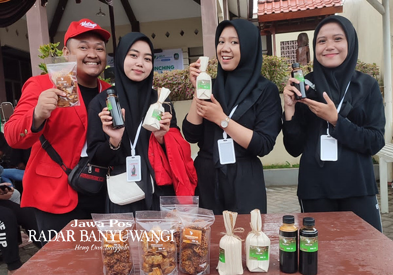 GEBYAR UMKM: Mahasiswa KKN Tematik Untag Kelompok 8 menunjukkan produk UMKM Desa Banjar, Kecamatan Licin, Banyuwangi.