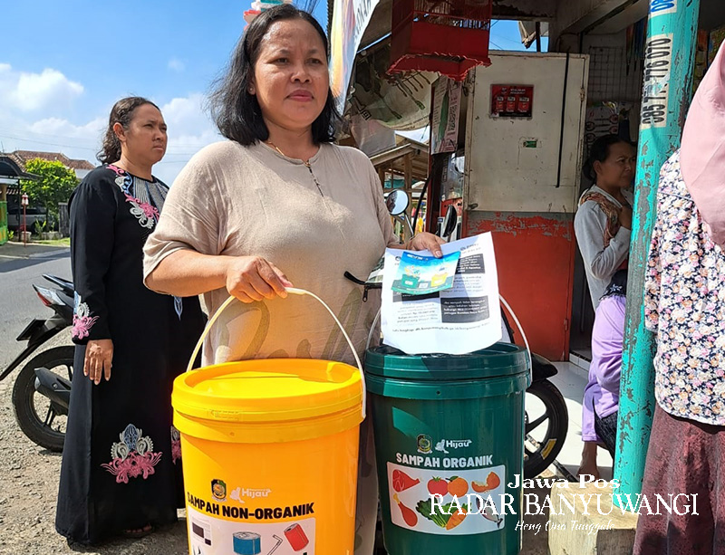 SEGERA BEROPERASI: Warga Dusun Derwono, Desa Balak, Kecamatan Songgon, menerima ember untuk memilah sampah, Rabu (3/8).
