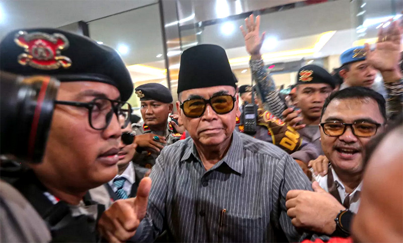 Pimpinan Pondok Pesantren Al Zaytun Panji Gumilang berjalan menjalani pemeriksaan di Bareskrim Mabes Polri, Jakarta, Selasa (1/8/2023).