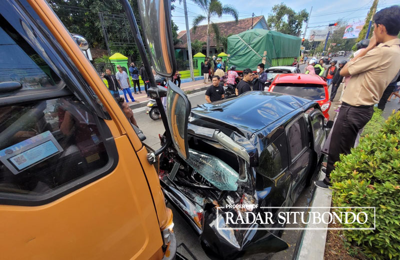 HANCUR: Salah satu kendaraan roda empat yang terlibat kecelakaan terparkir di depan kantor Lakalantas Polres Situbondo, Kamis (3/8).