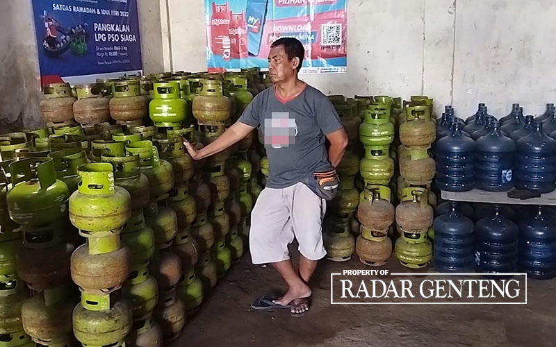 TABUNG KOSONG: Tumpukan tabung gas elpiji melon di pangkalan Marzuki, Dusun Petahunan, Desa Jajag, Kecamatan Gambiran, Jumat (4/8).