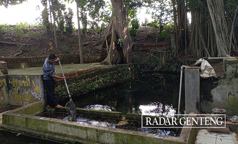 PETILASAN: Juru Kunci Petilasan Mbah Kopek di Dusun Sumberjoyo, Desa Kumendung, Kecamatan Muncar, Sunardi, di salah satu titik lokasi yang sering digunakan untuk tirakat, Jumat (4/8).