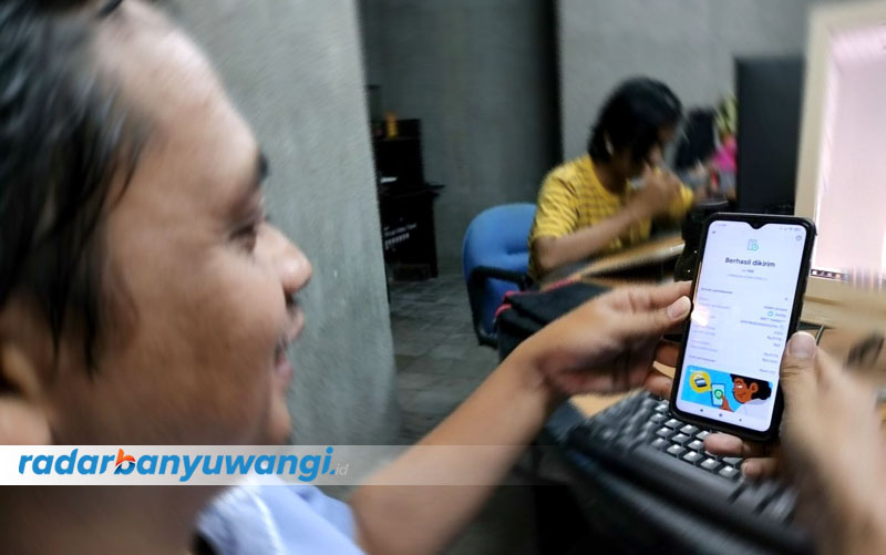 SUDAH LUNAS: Warga menunjukkan bukti pelunasan PBB-P2 setelah melakukan pembayaran memanfaatkan channel pembayaran online.