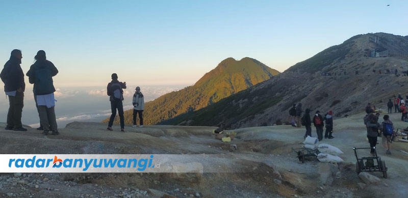 MULAI RAMAI: Wisatawan asing dan domestik menikmati pemandangan di puncak Ijen, Kamis (3/8).