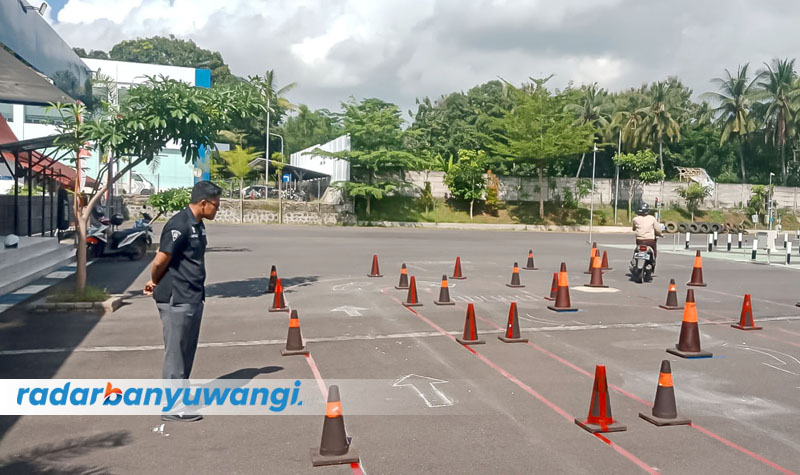BERHARAP LULUS: Pemohon SIM menjalani proses ujian mengemudi di halaman belakang Satpas Banyuwangi kemarin.
