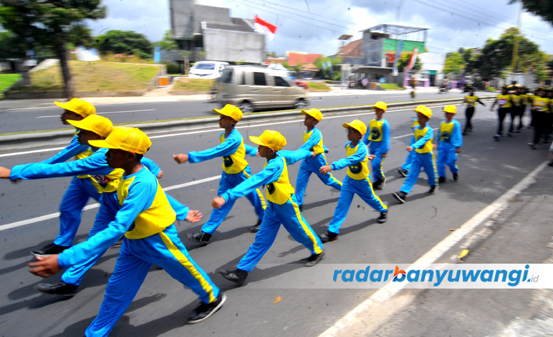 DALAM KOTA: Lomba gerak jalan beregu rute 8 km untuk kategori pelajar SD/MI masih tetap ada tahun ini.
