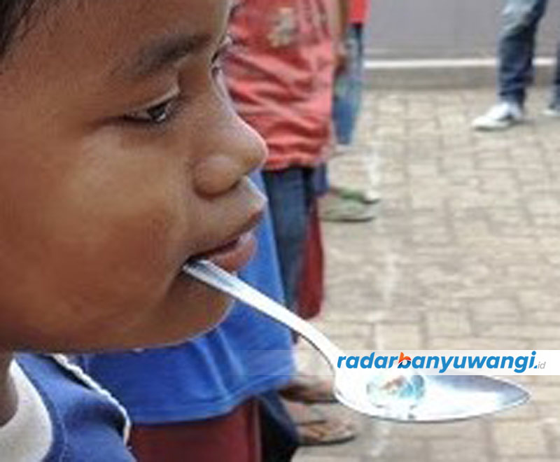SEIMBANG: Peserta menggigit sendok yang diisi kelereng beradu cepat menuju garis finis.