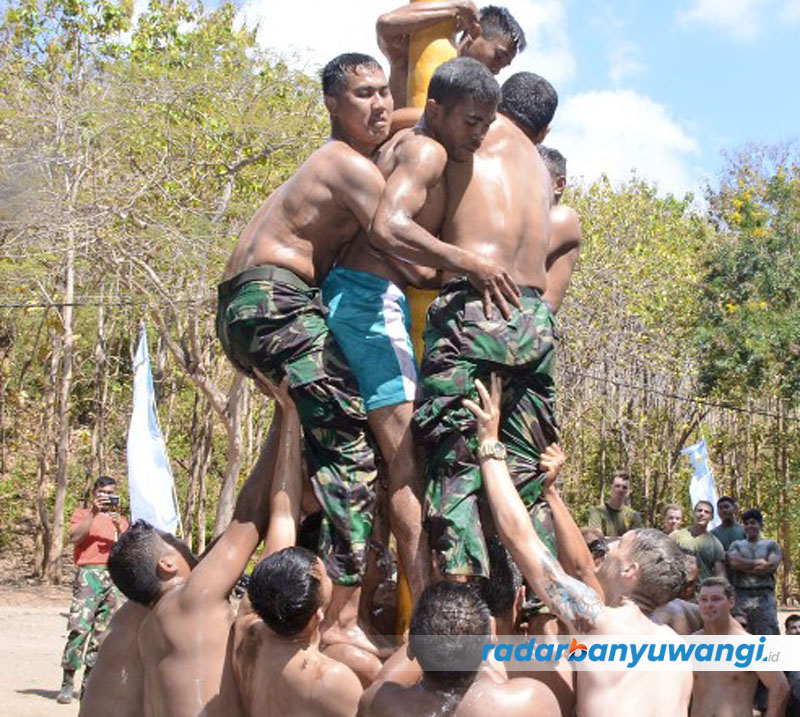 KEBERSAMAAN: Pasukan TNI AL bersama anggota Marinir AS mengikuti lomba panjat pinang Agustusan tahun 2019 silam.