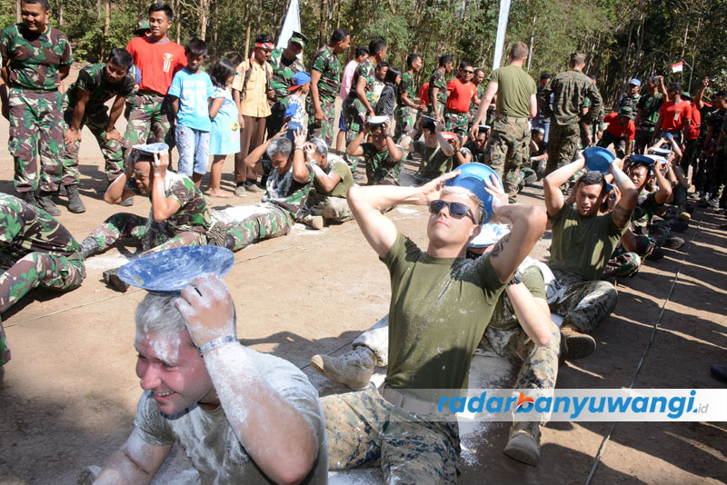 SEBELUM PANDEMI: Marinir AS beradu piawai dalam lomba estafet tepung untuk memeriahkan Agustusan tahun 2019 lalu.
