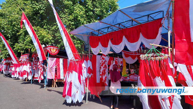 Pedagang bendera musiman di Jalan Satsuit Tubun, Kelurahan Kepatihan, Banyuwangi
