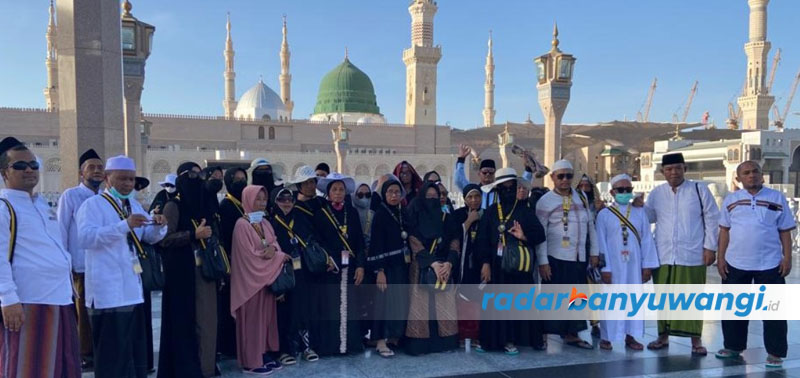 MASJID NABI: Jemaah umrah PT Al Haram Ziarah Wizatama berfoto bersama dengan latar Kubah Hijau Masjid Nabawi Madinah.