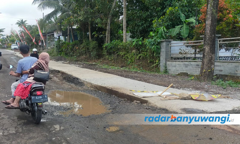 BERTAHAP: Permukaan ruas jalan raya Songgon dirabat beton agar tidak mudah amblas