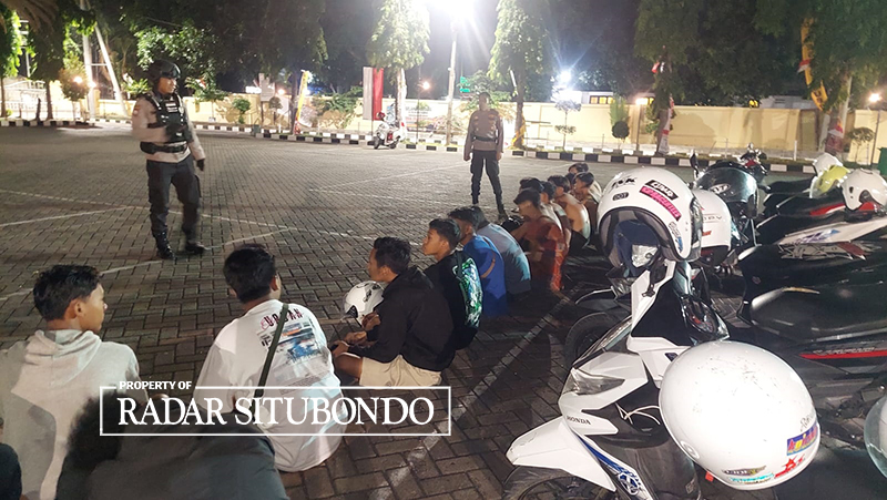 PELAKU BALAP LIAR: Delapan pemuda diamankan di Mapolres Situbondo, Minggu dini hari (6/8).