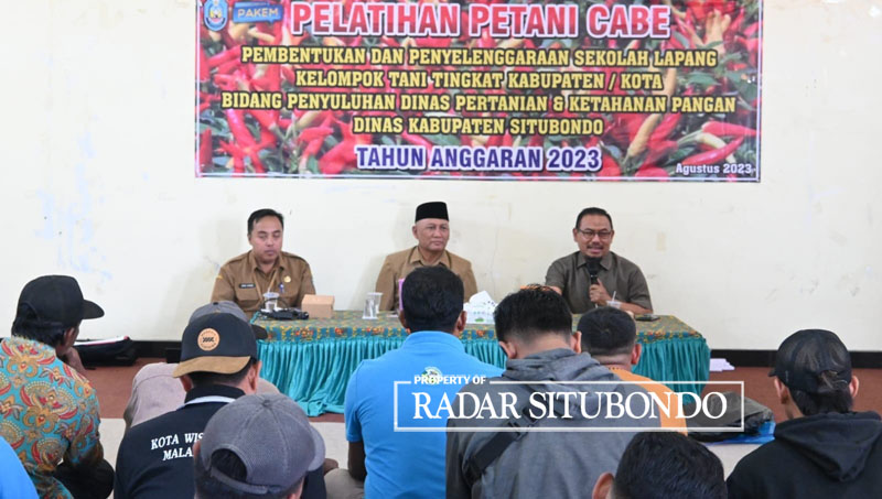 PEMBUKAAN: Kepala Dispertangan, Haryadi Tejo Laksono (tengah), Kabid Penyuluhan Pertanian,  Mohammad Zaini (kiri) dan Wakil Ketua DPRD Situbondo, Abdurrahman (kanan) dalam pelatihan kepada petani.