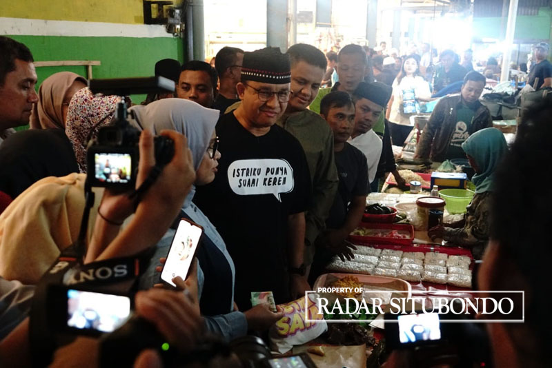 MENYAPA PEDAGANG: Kedatangan bakal calon Presiden Anies Baswedan disambut tim suksesnya di Pasar Panji Situbondo, Selasa (8/8).