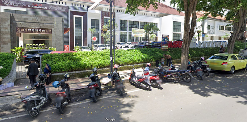 Bahu jalan di depan RSUD Blambangan dimanfaatkan sebagai lahan parkir.