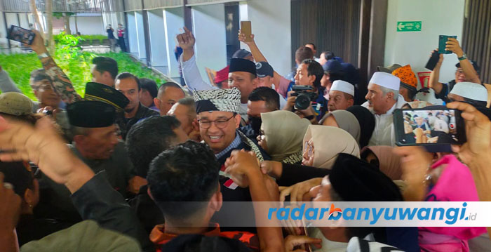 JADI REBUTAN: Anies Baswedan dirubung ratusan simpatisan saat datang di Bandara Banyuwangi, Senin (7/8).