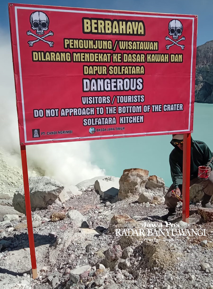 JARAK AMAN: Petugas yang sehari-harinya memantau Kawah Ijen memasang papan peringatan untuk pendaki, Rabu (9/8).