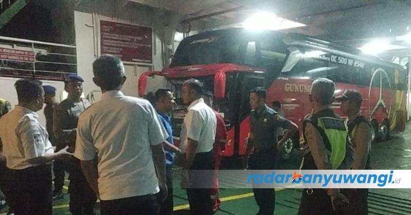 INVESTIGASI: Petugas gabungan dari ASDP, kepolisian, BPTD, dan TNI mencari keterangan di atas KMP Prathita IV terkait informasi penumpang kapal yang melompat ke laut, Senin (7/8).