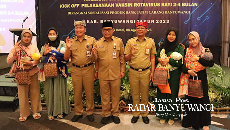 AGENDA RUTIN: Plt Kadinkes Amir Hidayat (kiri), Sekkab Mujiono, Asisten Perekonomian dan Pembangunan Dwi Yanto bersama perwakilan peserta dalam kegiatan rakor di Kokoon Hotel, Selasa (8/8).