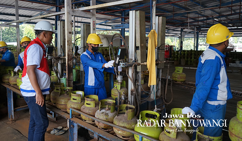 STOK AMAN: Kondisi pengisian elpiji subsidi di SPBE Argopuro, Rabu (8/8). Pertamina memastikan kebutuhan gas elpiji subsidi ukuran 3 kg mulai normal.