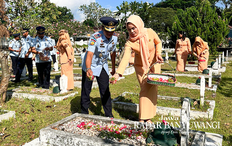 Sejumlah pejabat negara menaburkan bunga ke makam pahlawan di TMP Wisma Raga Satria, beberapa waktu lalu.