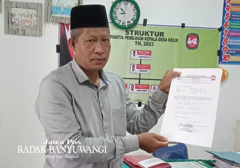Bacakades Kelir, Kalipuro, Banyuwangi, Akhrori, SAg menyerahkan SK pernah menjadi Ketua RW untuk menambah kekurangan berkas persyaratan calon kepala desa.