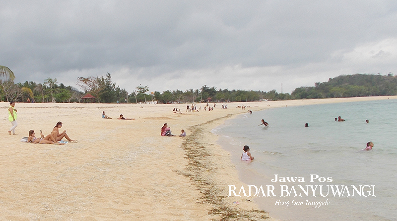 PASIR MERICA: Wisatawan lokal dan manca negara menikmati Pantai Kuta, Kecamatan Pujut, Lombok Tengah, Nusa Tenggara Barat.