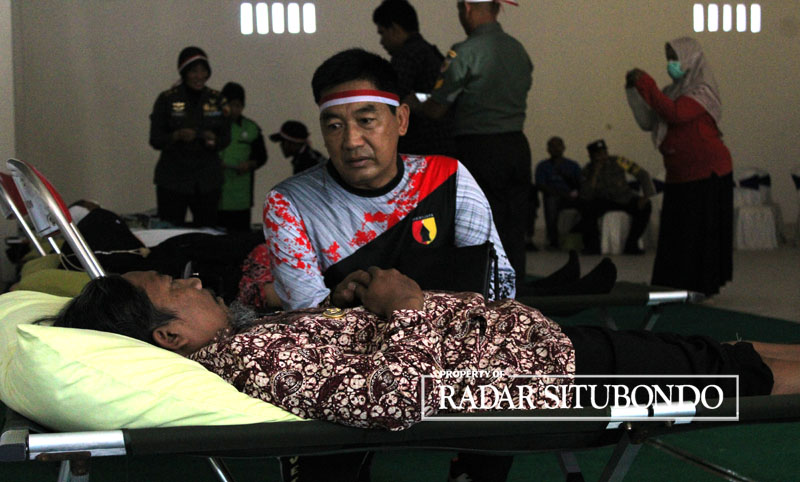 Jajaran Kanminvetcab V/21 Situbondo menggelar pengobatan tradisional di Kelurahan Dawuhan, Kecamatan Kota, Situbondo, Kamis (10/8).