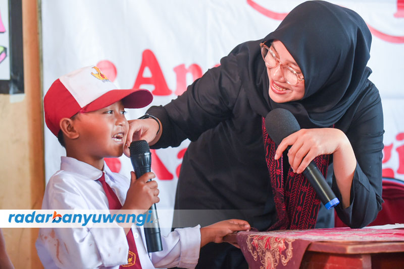 MENYAPA SISWA: Bupati Ipuk berbincang dengan siswa SDN 1 Kluncing dalam program Bunga Desa, Kamis (10/8). Siswa diperiksa kadar hemoglobin (Hb) untuk mendiagnosis penyakit anemia.