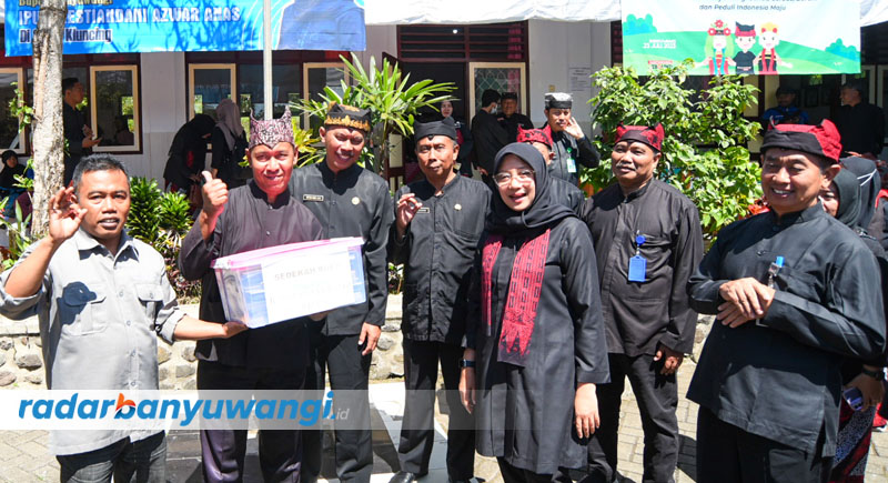SIMBOLIS: Pemred JP-RaBa Syaifuddin Mahmud (kiri) menyerahkan sedekah buku kepada Kepala SDN 1 Kluncing Agus Hariyanto disaksikan Bupati Ipuk dan Kepala Dispendik Suratno, Kamis (10/8).