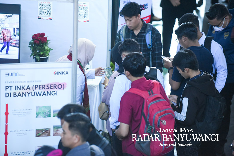 AKSES PEKERJAAN: Para pencari kerja berkonsultasi pada petugas stan perusahaan penyedia kerja pada arena Banyuwangi Job Fair di GOR Tawang Alun, Kamis (10/8).