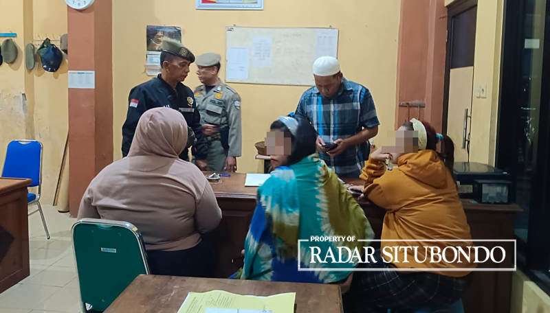 TERCIDUK: Tiga PSK diminta menandatangani surat pernyataan di Mako Satpol PP Situbondo, Rabu malam (9/8).
