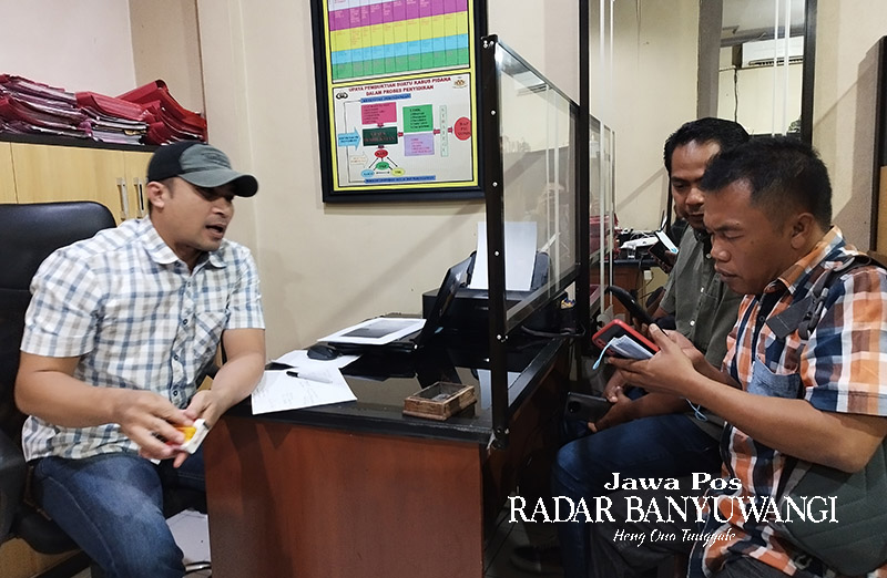 LAPORAN: Pemred JP-RaBa Syaifudin Mahmud (kiri) bersama pengelola akun Instagram @radarbanyuwangi Gerda Sukarno dimintai keterangan oleh penyidik Pidum Satreskrim Polresta Banyuwangi, Jumat (11/8).