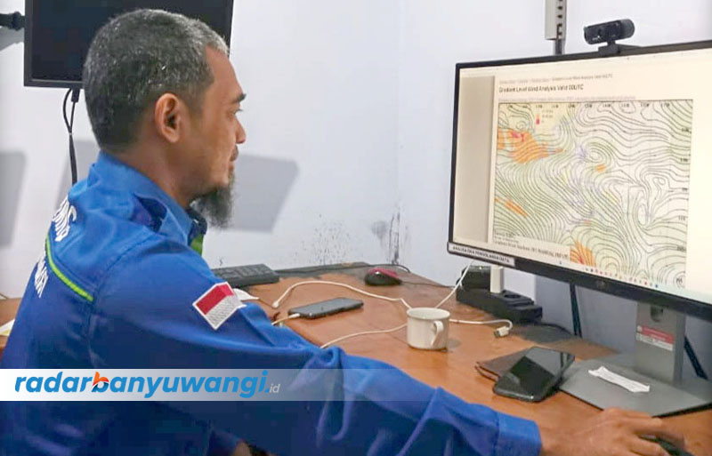 PRAKIRAWAN: Anjar Triyono menunjukkan prakiraan cuaca melalui monitornya di kantor BMKG Banyuwangi, Kamis (10/8).