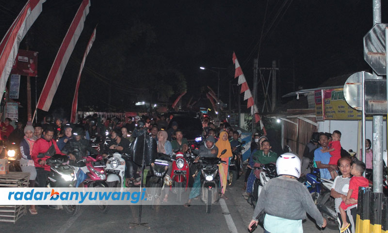 MACET PANJANG: Arus lalu lintas terganggu akibat truk Nissan Euro 2 terguling di lintasan KA di sebelah barat Stasiun Temuguruh, Desa Temuguruh, Kecamatan Sempu, Rabu (9/8).