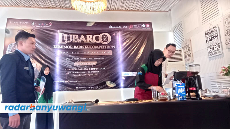 KOMPETISI: Siswi SMKN 2 Tegalsari membuat minuman di depan tim juri dalam kegiatan Lubarco Kamis (10/8).