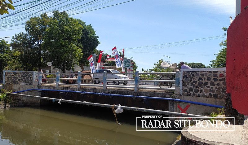 SEGERA DIPERBAIKI: Jembatan di jalan Wijaya Kusuma Kelurahan Dawuhan, Kecamatan Kota banyak dilewati kendaraan, Jumat (11/8).