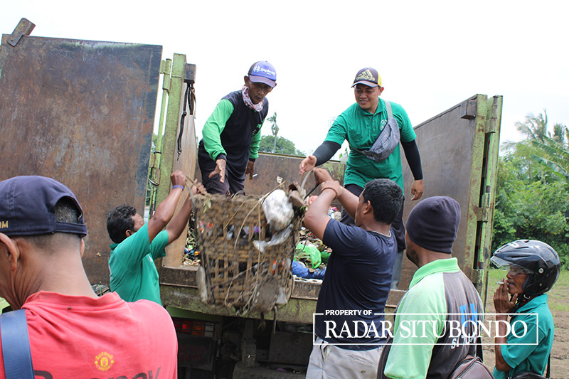 RUTIN SETIAP HARI: Petugas kebersihan Dinas Lingkungan Hidup merapikan taman yang ada di jalan Kenangan, Kelurahan Patokan, Kecamatan Kota, belum lama ini.