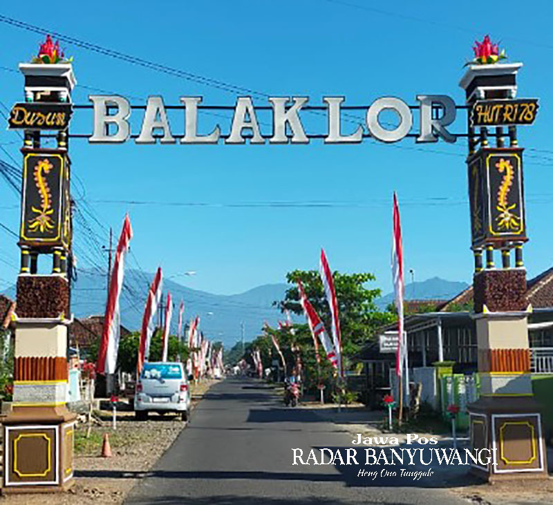MEGAH: Hiasan gapura gerbang masuk Dusun Balak Lor di Jalan Raya Songgon, Kecamatan Songgon, Banyuwangi, Sabtu  (12/8).