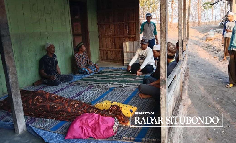 MATI MENDADAK: Almarhum Imron, 39, warga Dusun Langai, Desa Sumberkolak, Kecamatan Panarukan, dingajikan warga sekitar dan pihak keluarga, Kamis lalu (10/8) sekitar pukul 17.20.