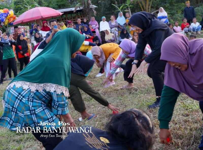 MEMBAUR: Bupati Ipuk (dua dari kanan) mengikuti lomba berebut bola bersama ibu-ibu di Desa Kluncing, Kecamatan Licin, Banyuwangi, Kamis (10/8) sore.