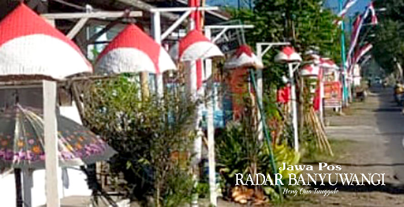 BAHAN LOKAL: Lampu hias dari bambu kukusan dipasang di tepi jalan Dusun Pengastulan, Desa Singolatren, Kecamatan Singojuruh, Banyuwangi.