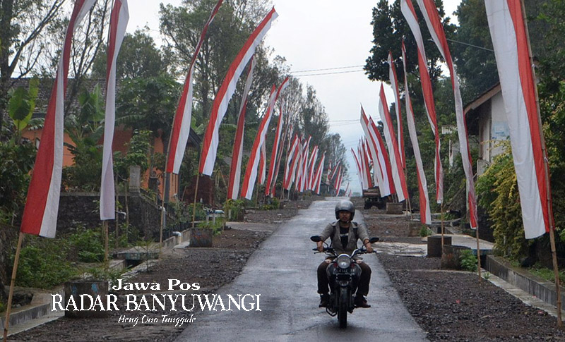 MERIAH: Umbul-umbul bernuansa merah putih dipasang di tepi jalan di Banyuwangi.
